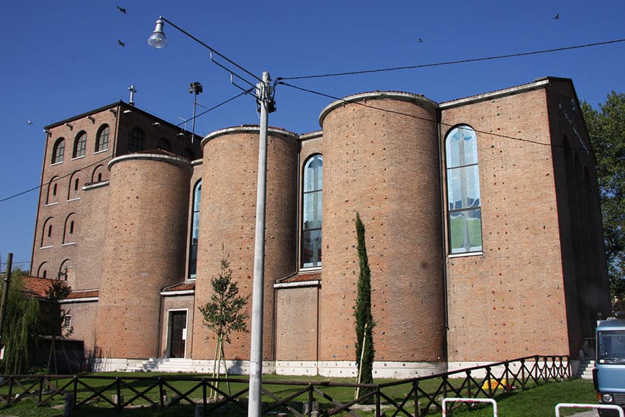 Veduta laterale della chiesa