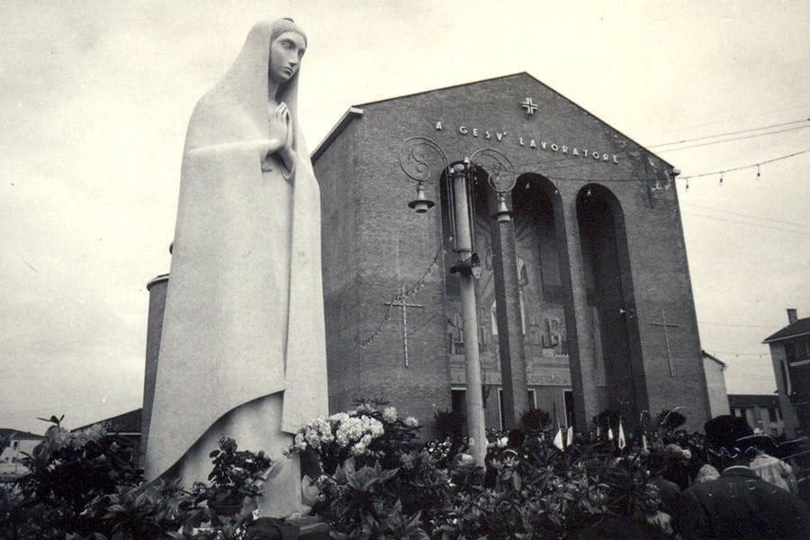 Statua della Madonna di Fatima posta davanti la chiesa di Gesù Lavoratore